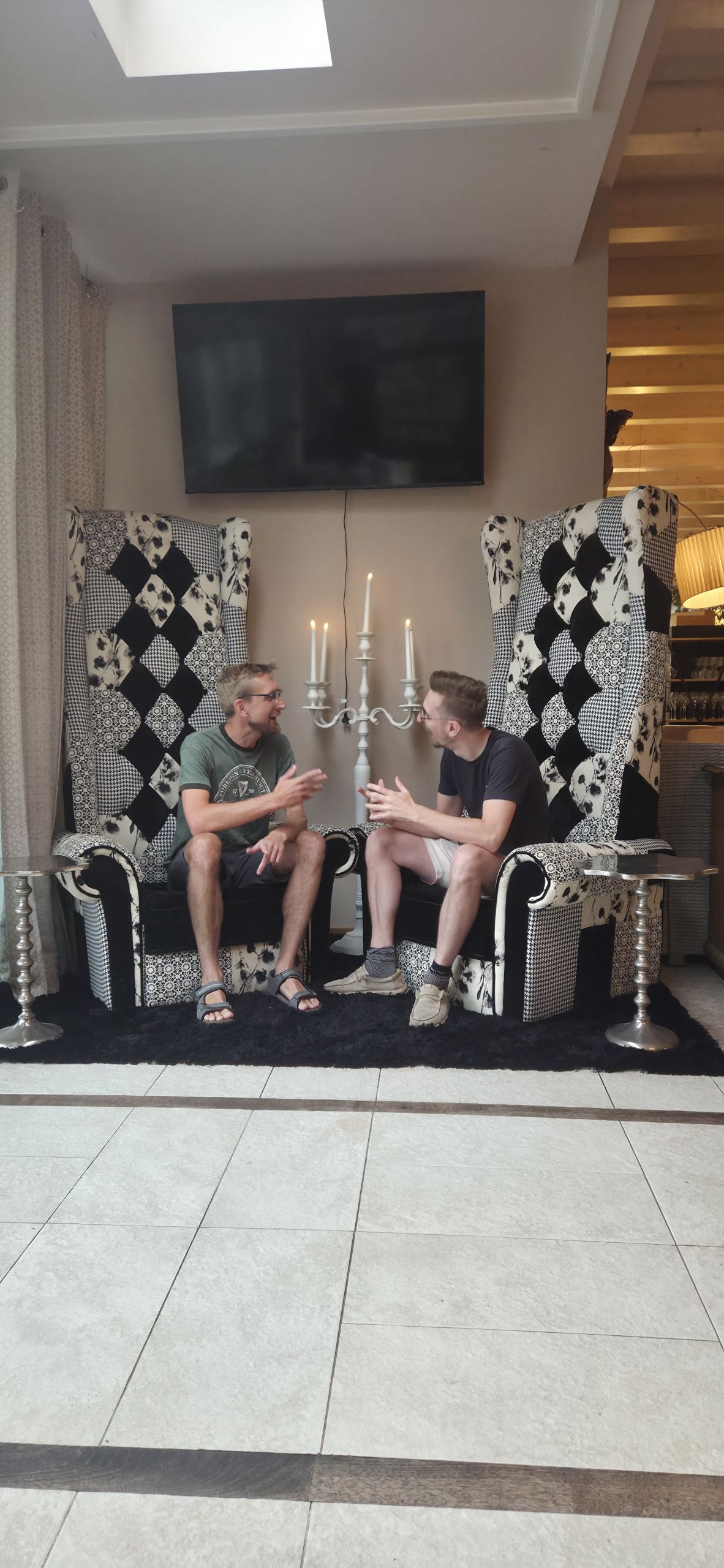Daniel Heidt im Gespräch mit Damien vom Hotel Weingarten